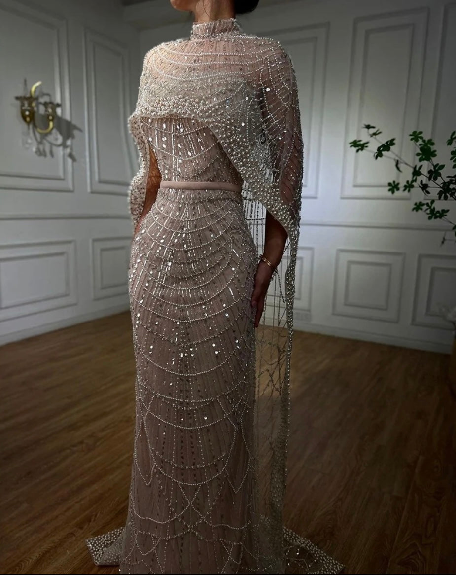 Robe de soirée perlée à cape